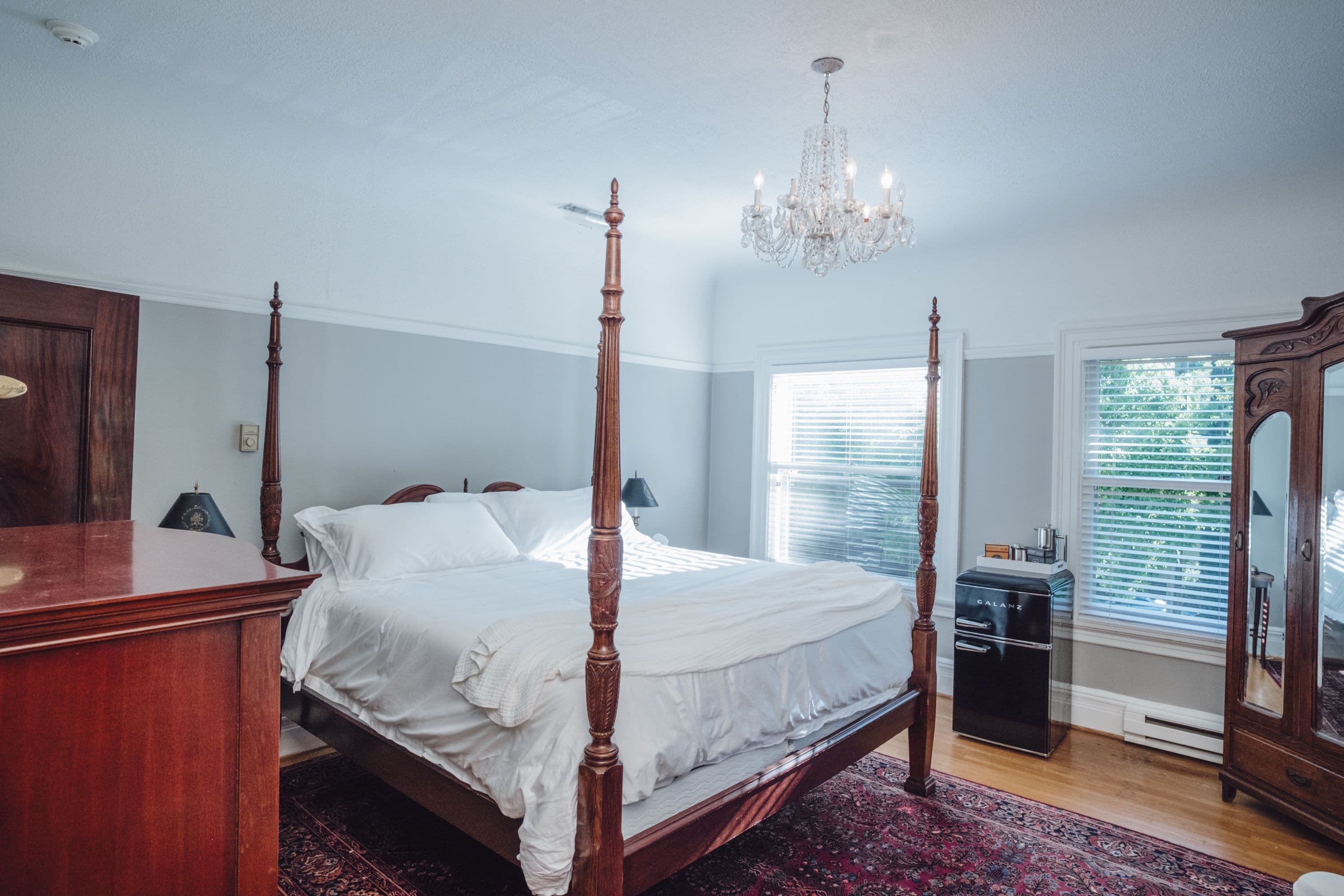 Four-poster bed and chandelier in the Franklin & Eleanor Room